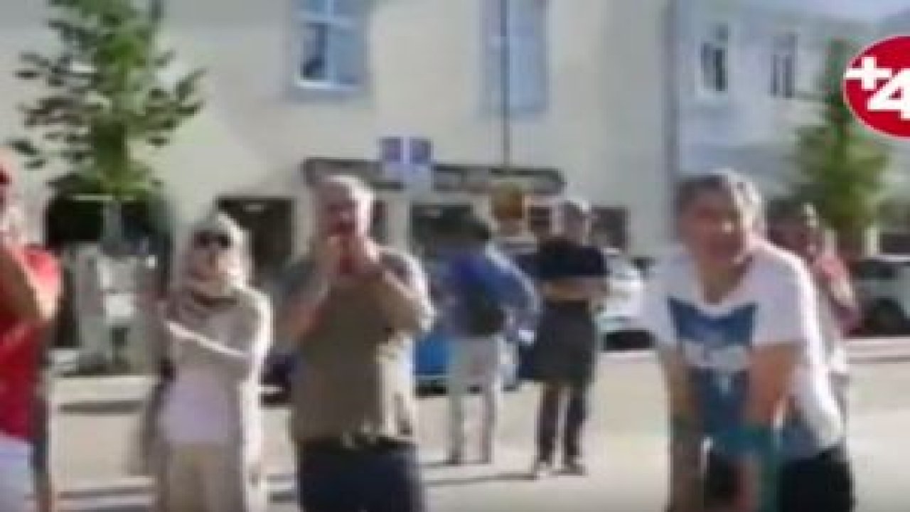 Almanya'da Cem Özdemir protestosu