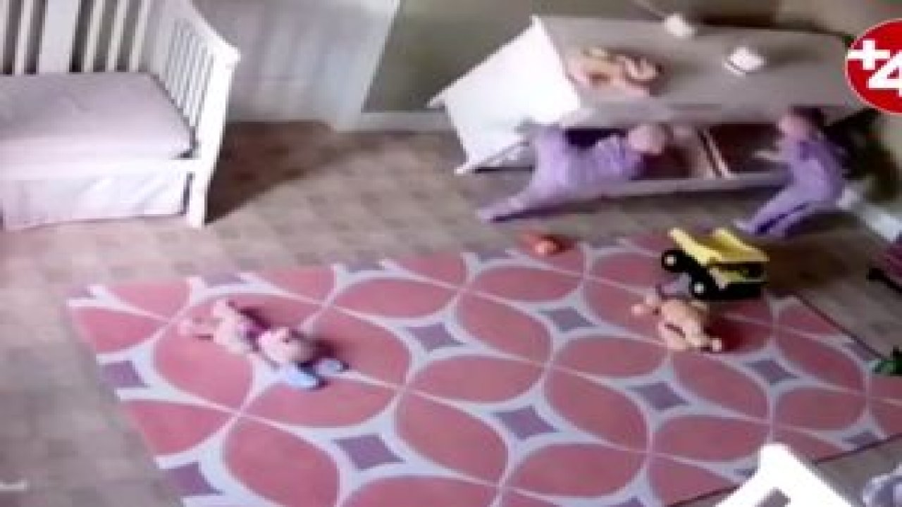 2 yaşındaki çocuk, kardeşini böyle kurtardı