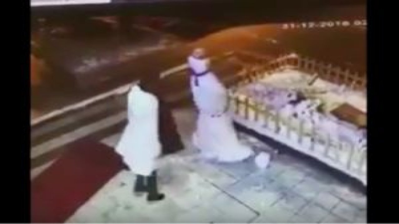 Kardan adamı tekmeleyen kadın kameraya takıldı