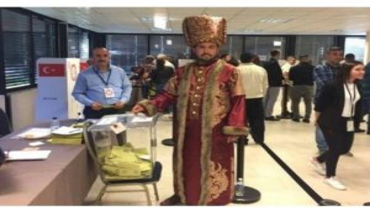 Padişah kılığında oy kullandı