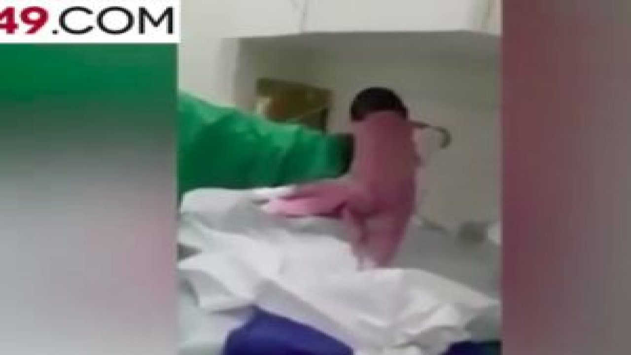 Doğar doğmaz yürümeye çalışan bebek