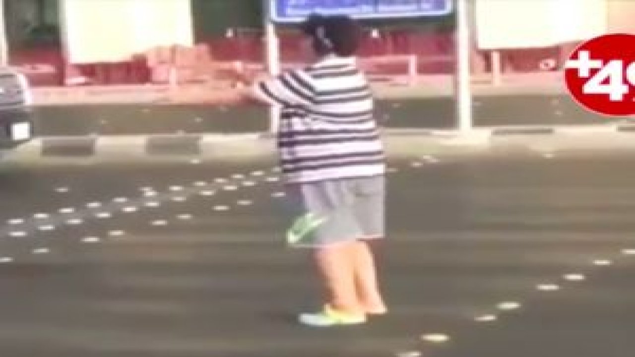 Sokakta ‘Macarena’ dansı yapan çocuk gözaltına alındı