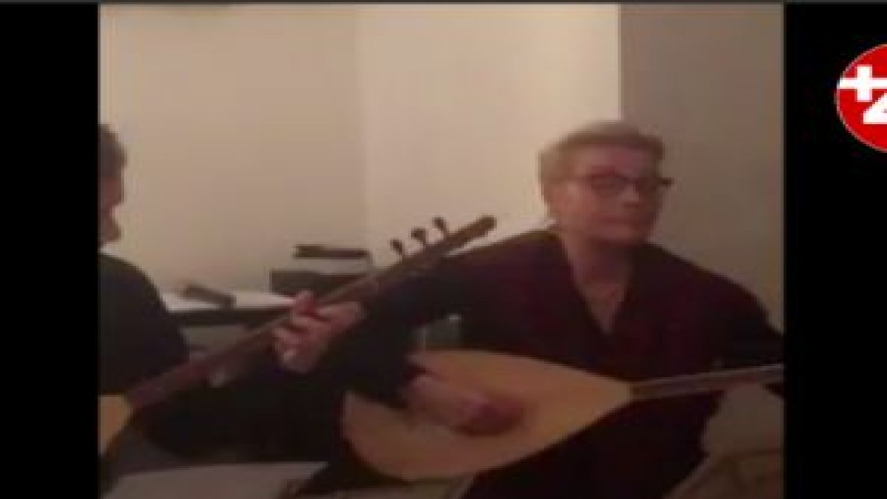 Erdmann'ın eşi bağlama çalıp Türkü söyledi