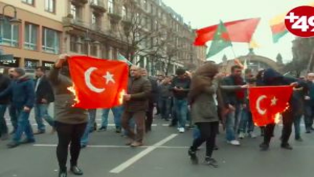 Almanya'da PKK yürüyüşünde Türk bayrağı yakıldı