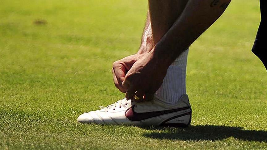 Kendi bağcıklarını bağlayan spor ayakkabı