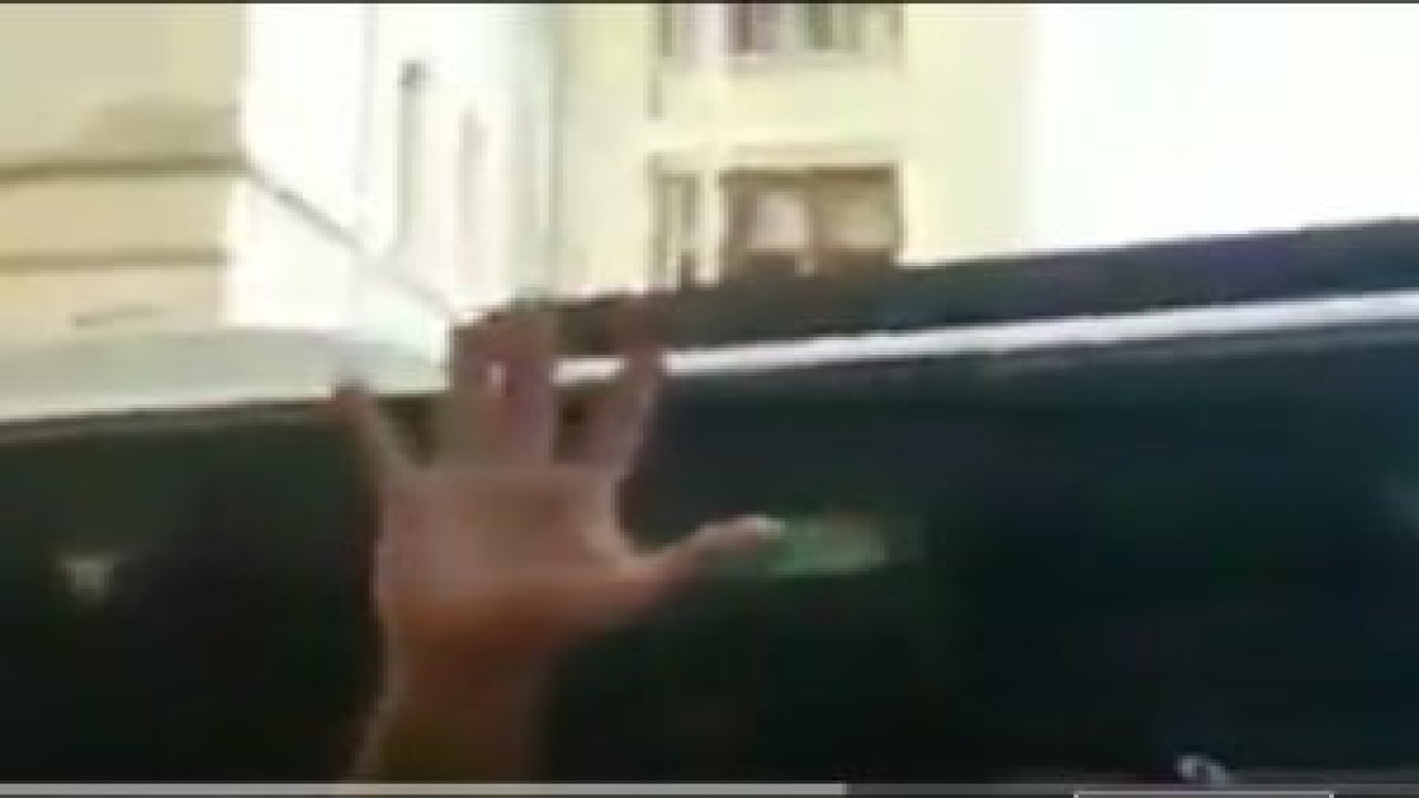 Lise öğrencilerini kameralar önünde dövdüler