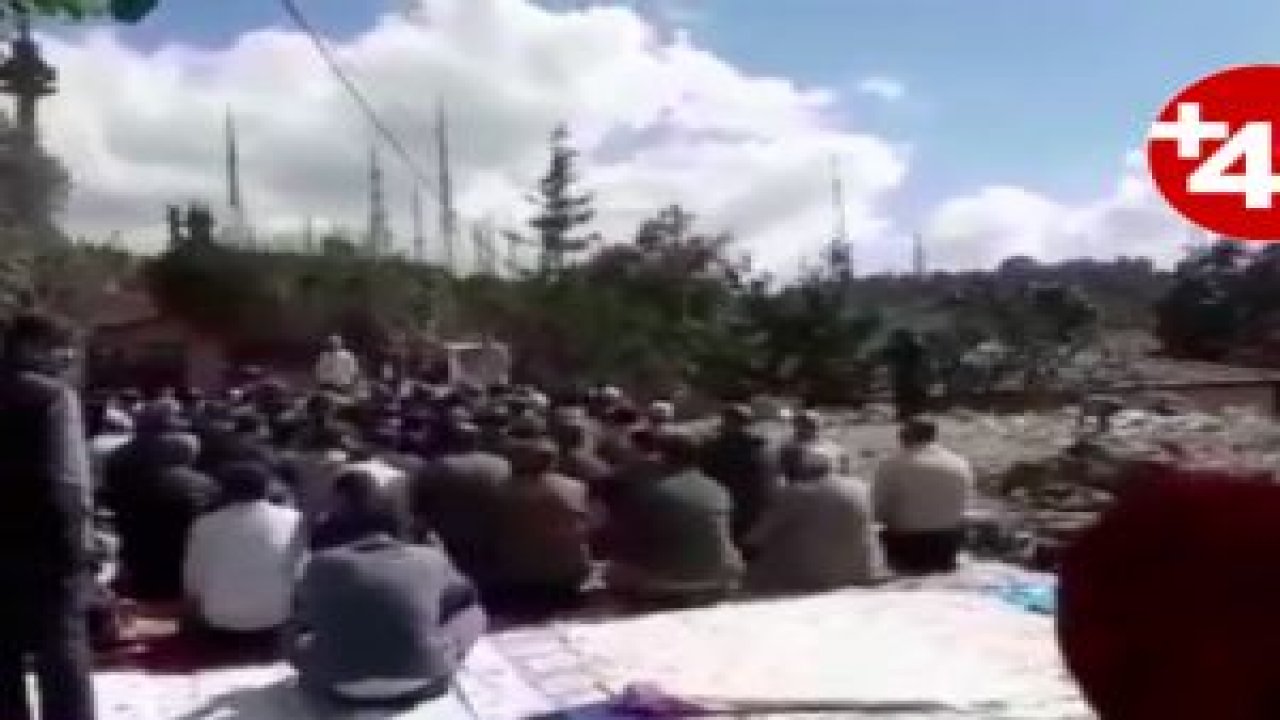 AKP'li belediyenin yıktığı caminin enkazında namaz kıldılar