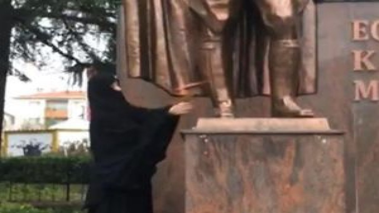 Atatürk Anıtı'na baltayla saldırıp kaçtı