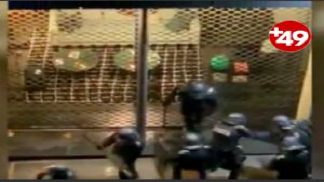 Fransa'da 7 polis, bir göstericiyi darbetti