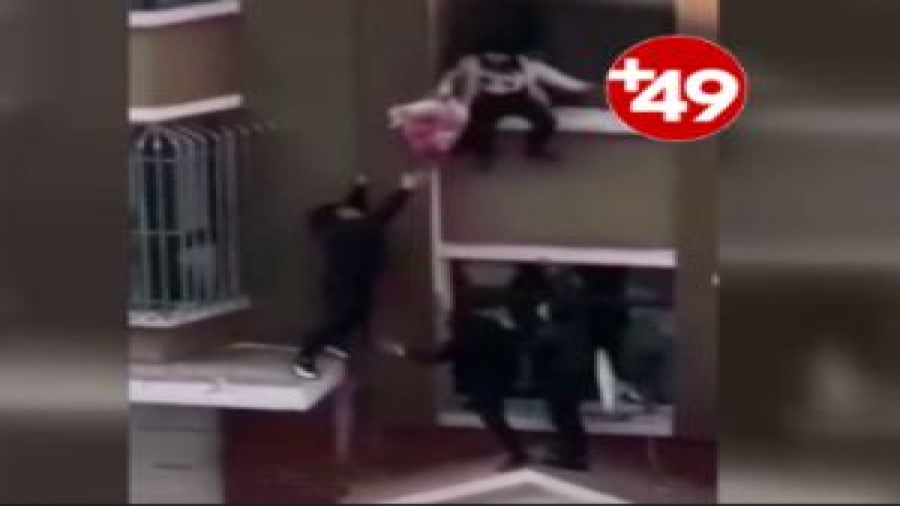 2. kattan düşen bebeği havada yakaladı
