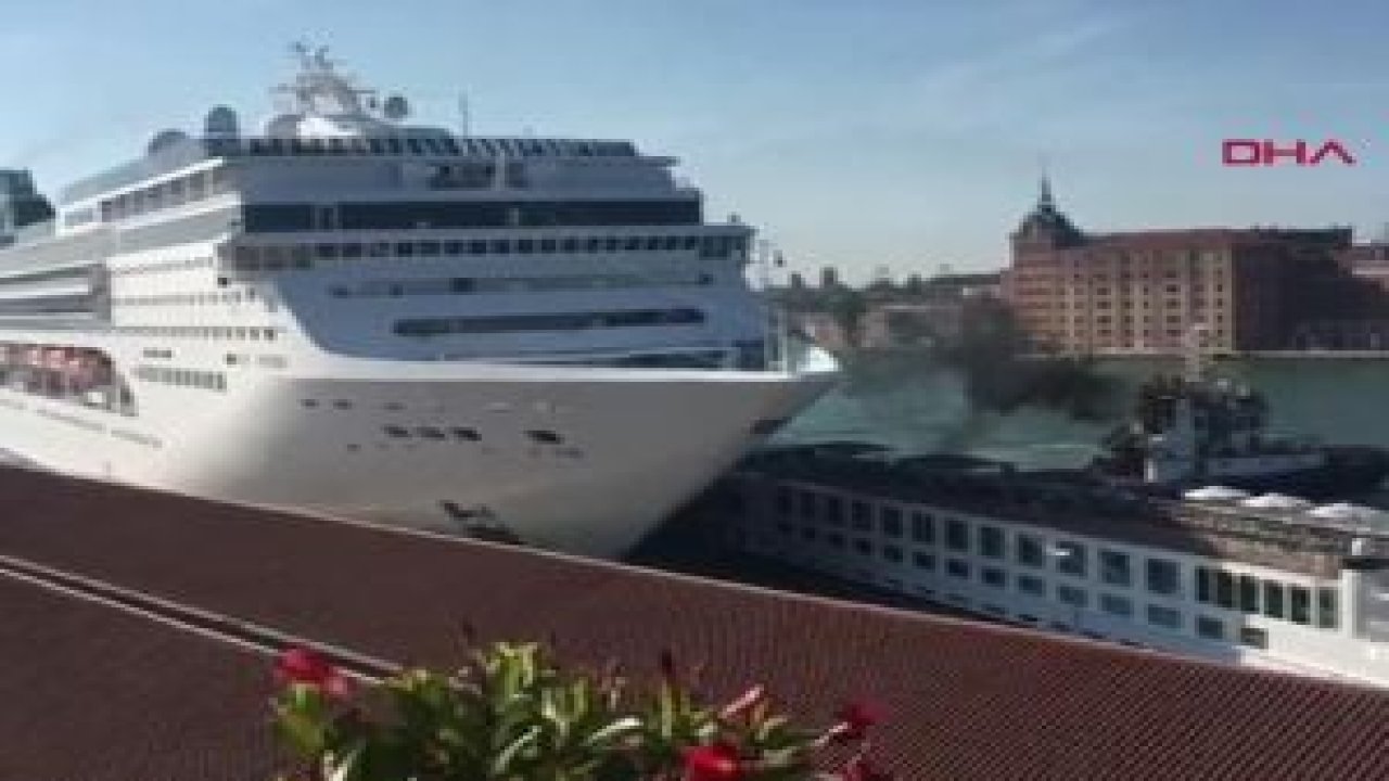 Cruise gemisi, bir gemiye ve limana çarptı