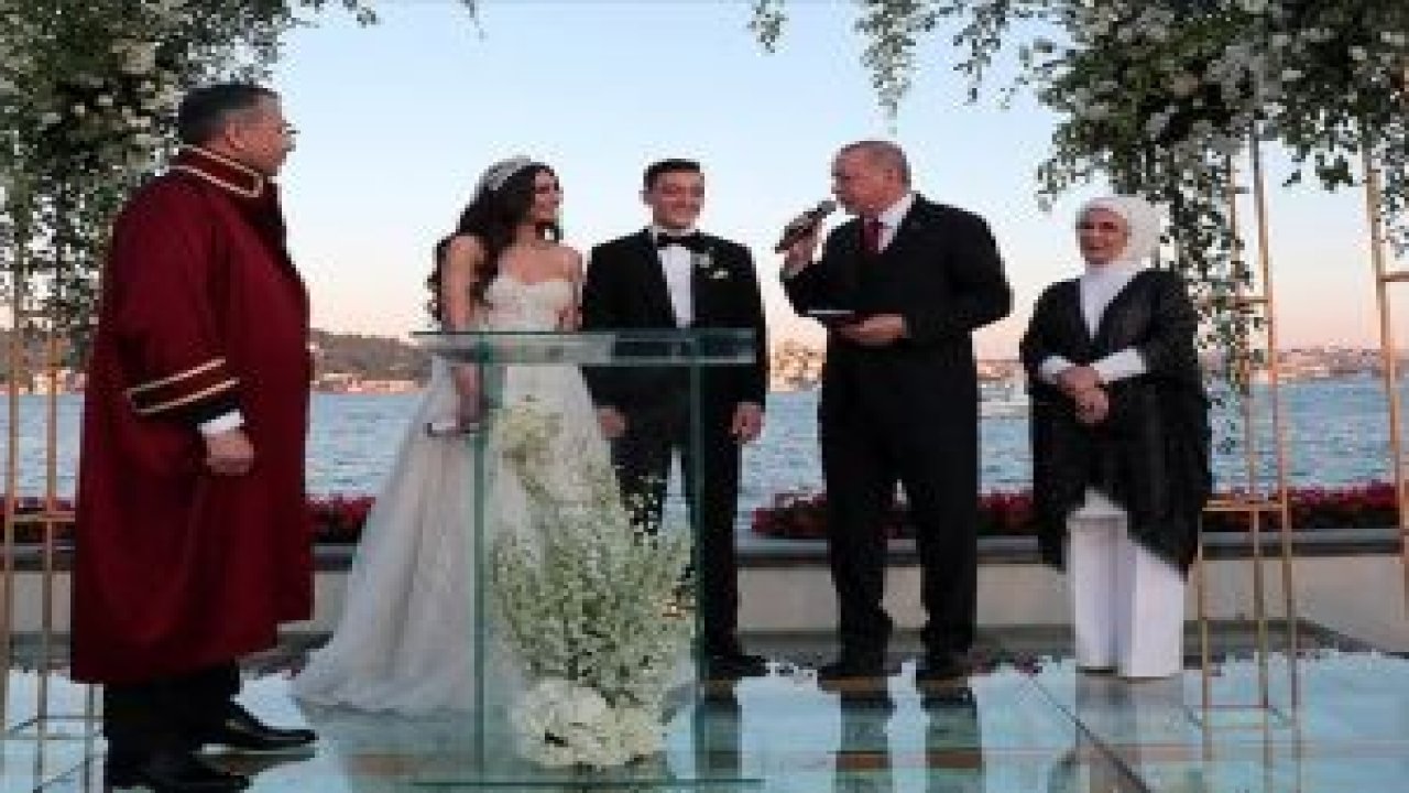 Özil çiftinin Nikah şahitliğini Erdoğan yaptın