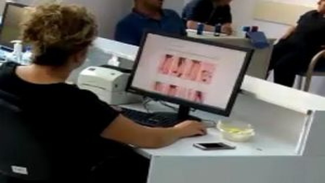 Hastalar beklerken, memur alışveriş sitelerini gezdi