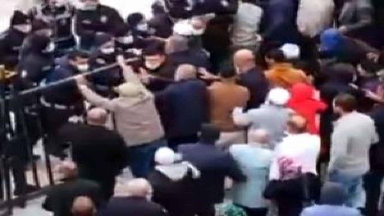 Umreciler, polisle çatıştı