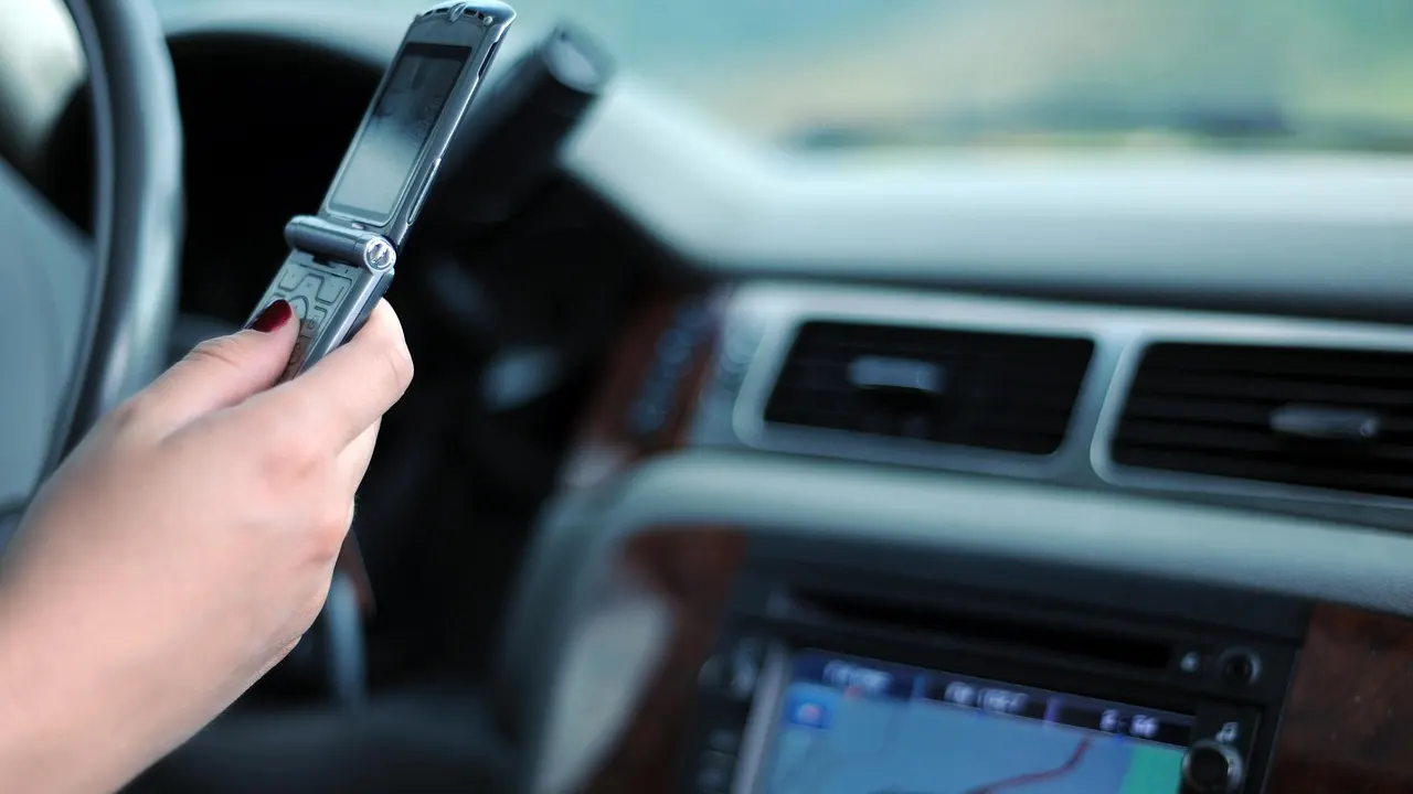 Direksiyon başında cep telefonu kullananlara ağır ceza