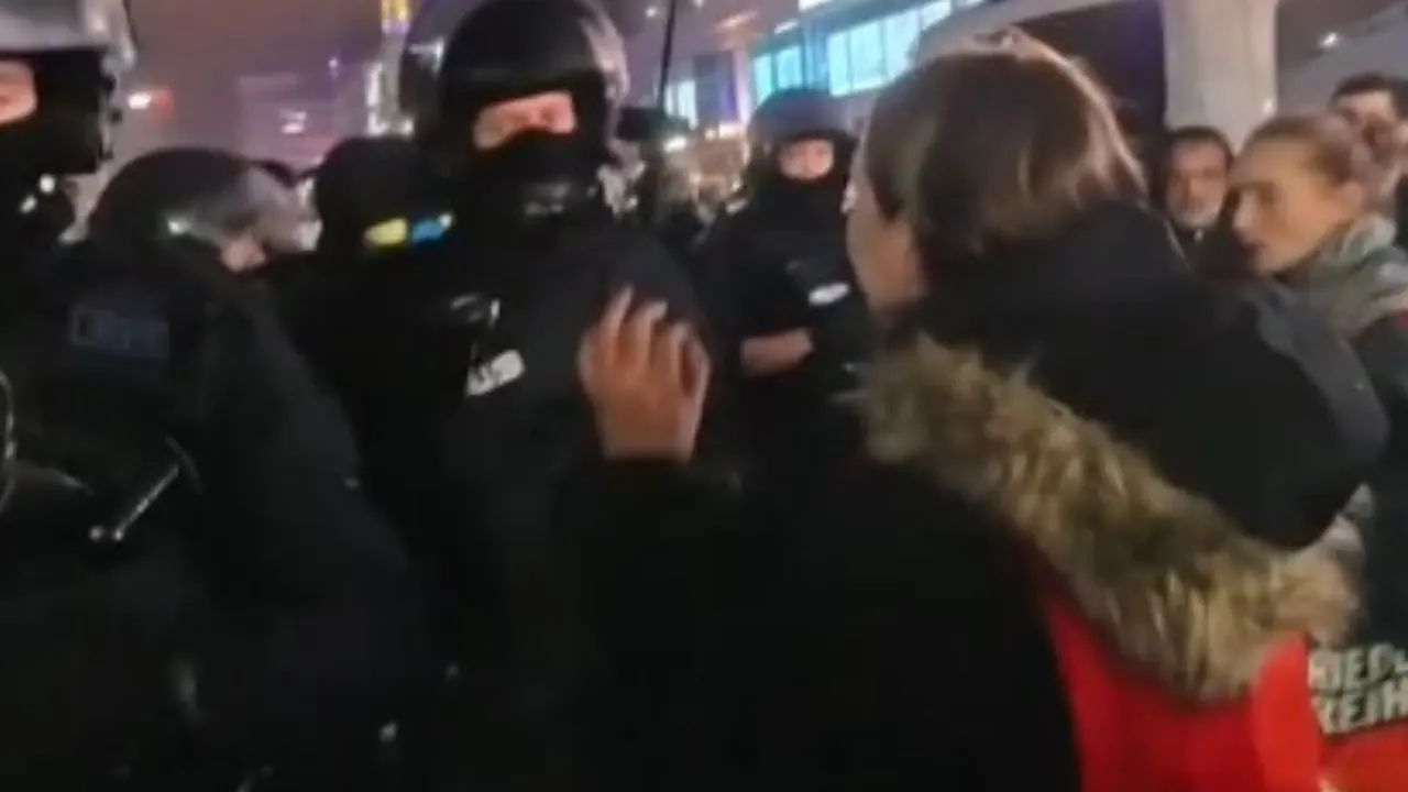 Almanya'da polis, milletvekiline yumruk attı!