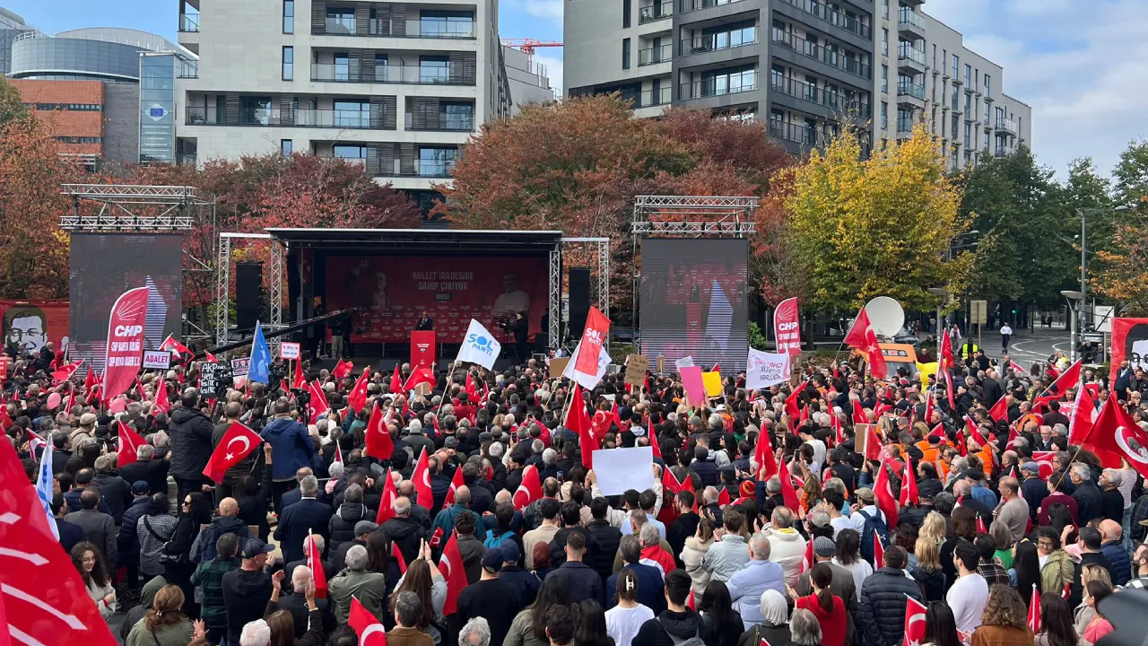 Özgür Özel'den Avrupa'da ilk eylem: "CHP'ye bu yüzden saldırıyorlar"