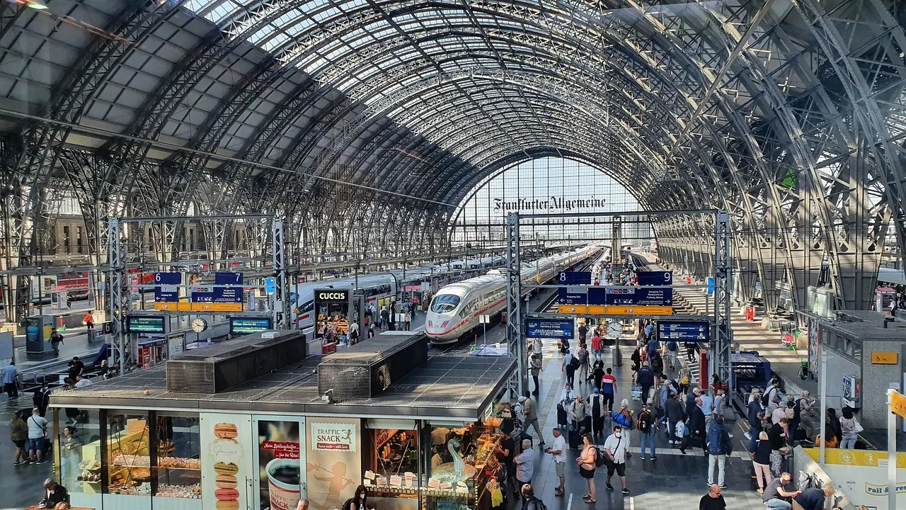 Almanya'da yeni uygulama: Polis tren istasyonunda herkesi durdurabilecek