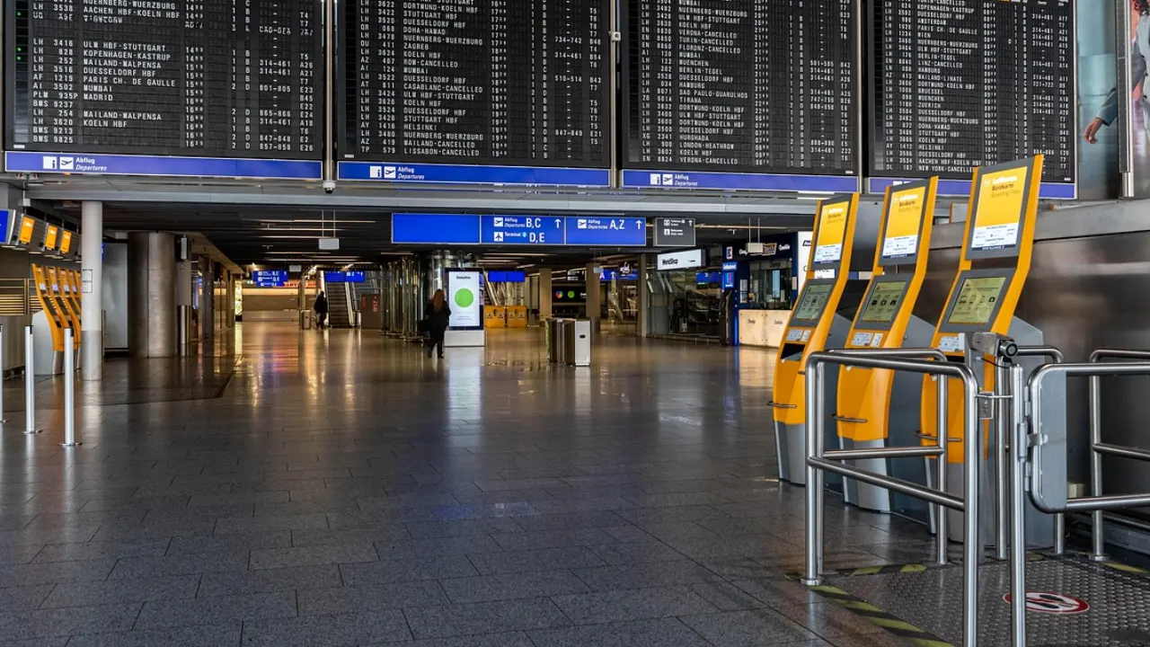 Frankfurt Havalimanı’nda bomba şakası büyük krize neden oldu