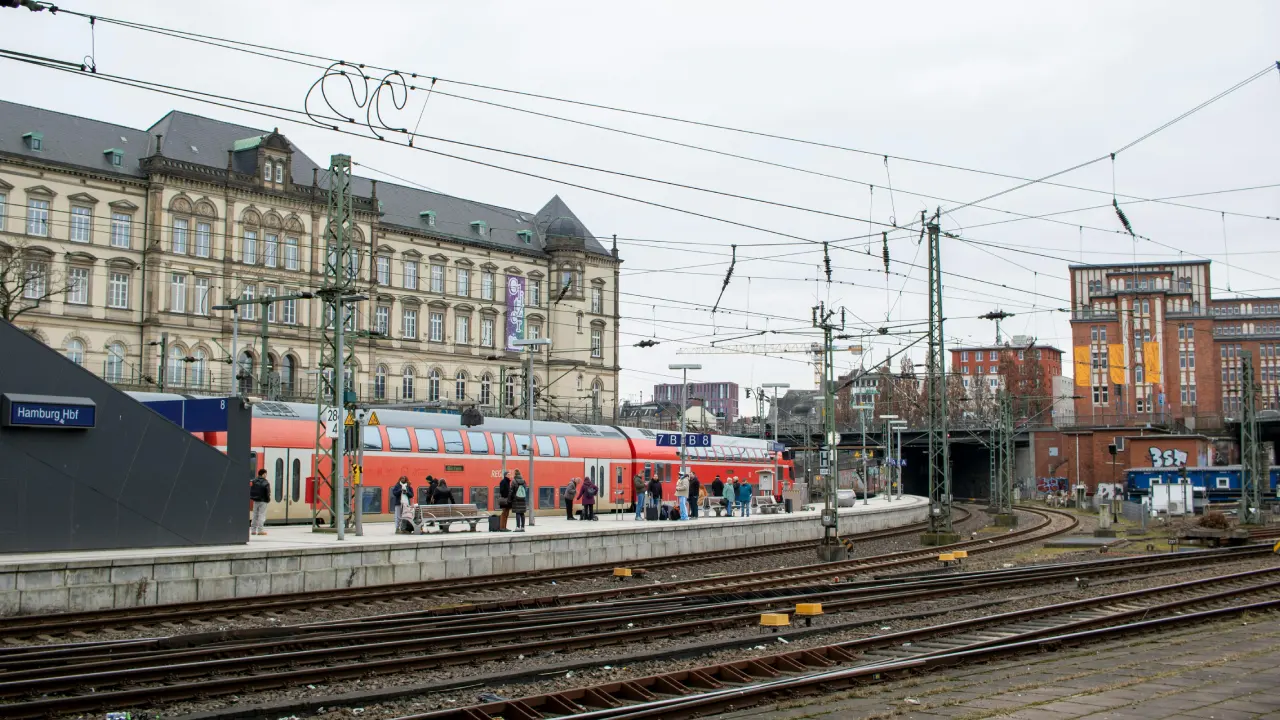 Hamburg'da ulaşım kaosu: Kablo arızası felç etti
