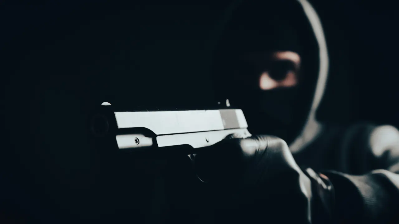 Dortmund’ta maskeli soygun: Kasiyer ölümle tehdit edildi