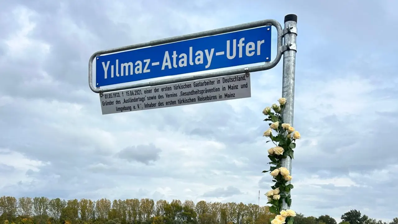Mainz’da bir sokağa Türk işçi Yılmaz Atalay’ın adı verildi