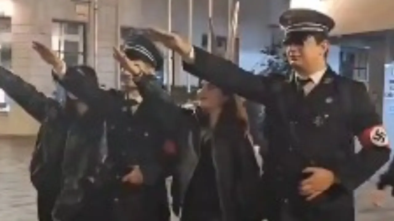Taksim'de skandal görüntü: Nazi üniformasıyla selam verdiler!