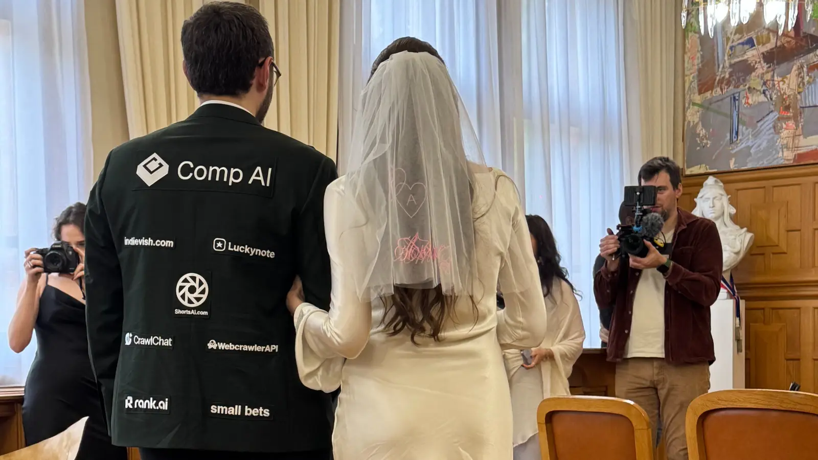 Damatlığını reklam panosu yaptı, 8.700 Euro kazandı