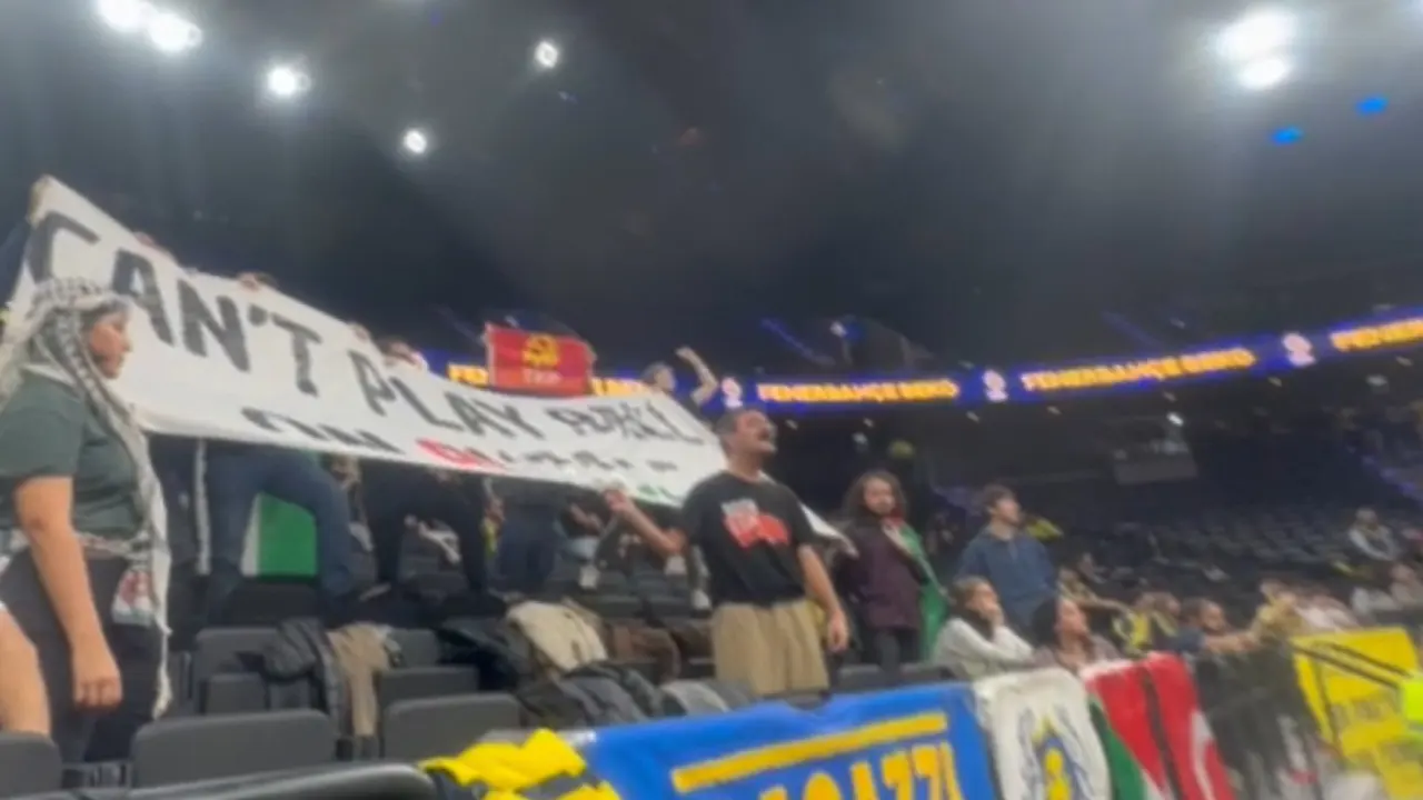 Münih'teki Fenerbahçe maçında komünistler "Filistin" pankartı açtı