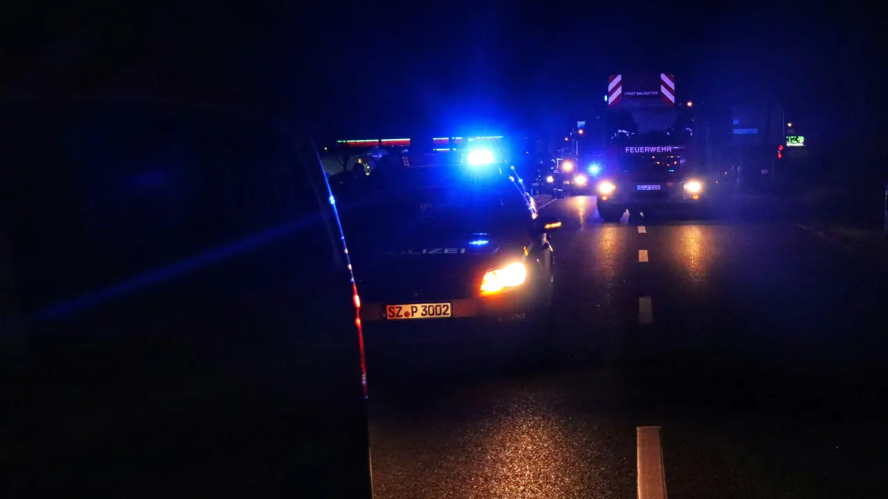 Köln'de kaza yapan araçta patlayıcı madde bulundu, sürücü kaçtı