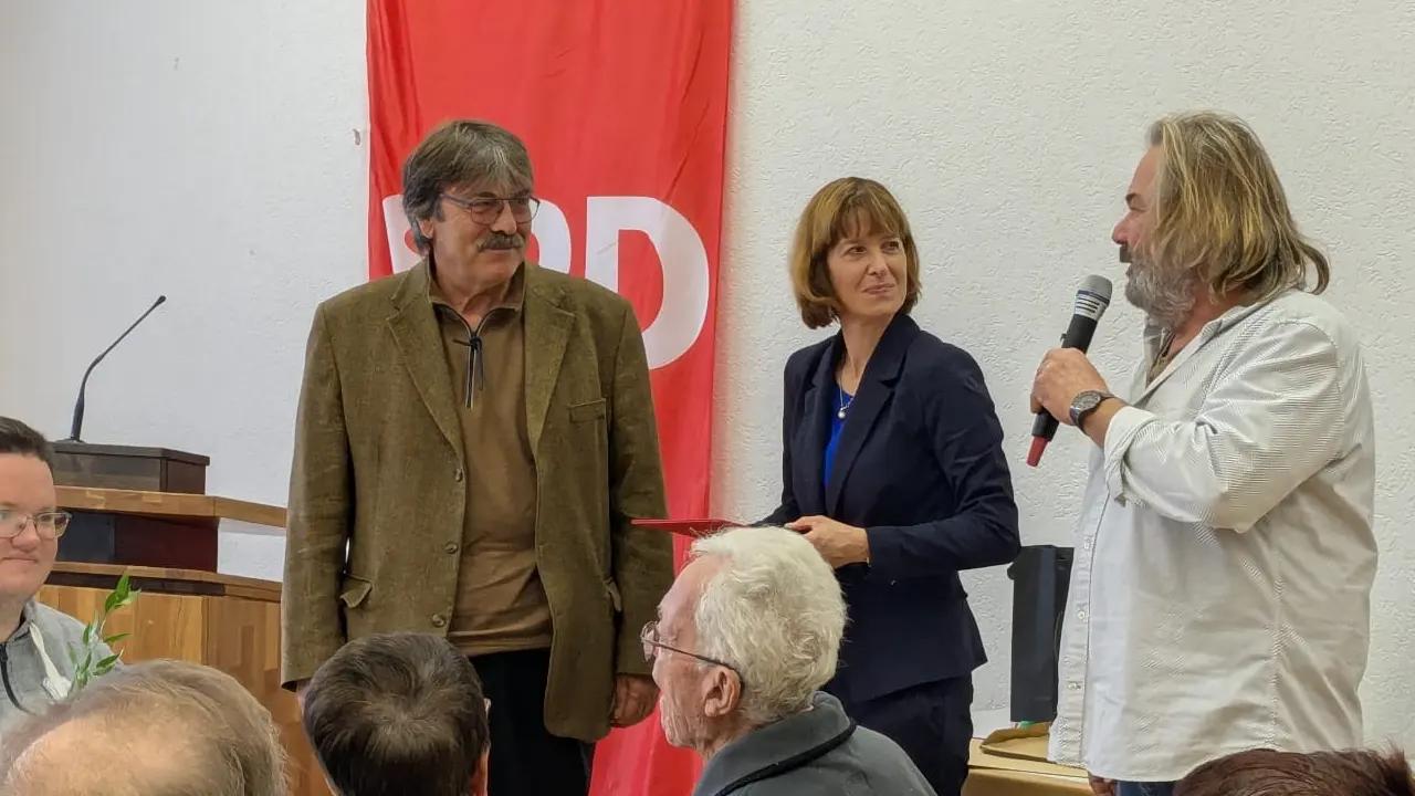 ARTI49'un sahibi Osman Gün'e SPD'den plaket