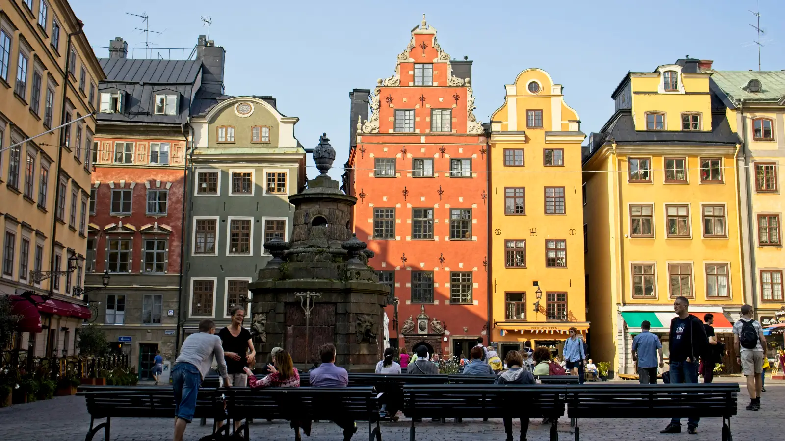 Stockholm’de korkunç kaza: Otobüs durağa girdi, 3 ölü