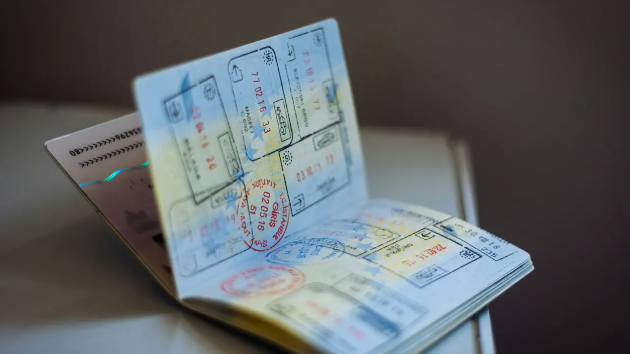 Köln Havalimanı’nda sahte pasaportla yakalanan kadın, iltica etti
