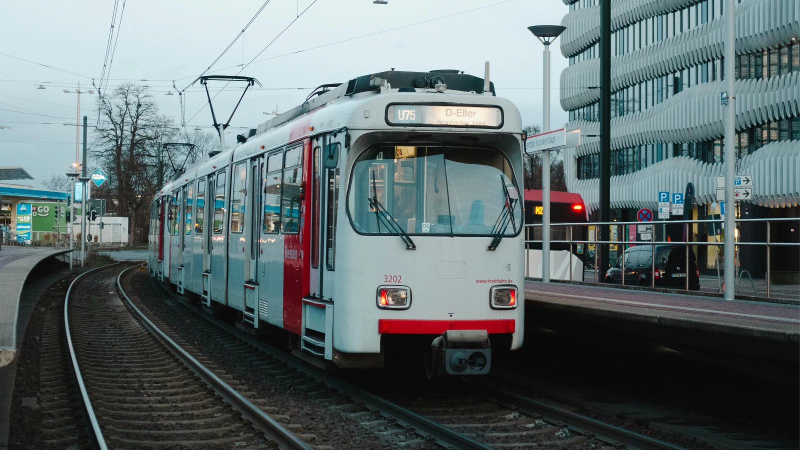 Düsseldorf'ta tramvay raydan çıktı: Çok sayıda yaralı var