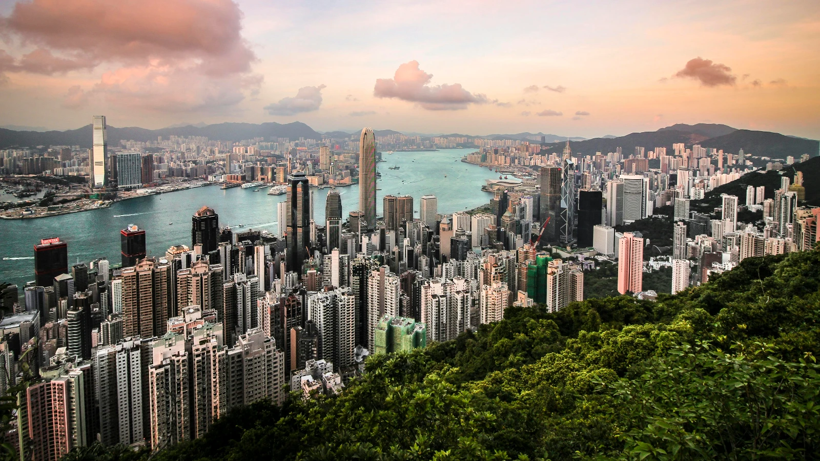 Hong Kong’daki büyük yangında can kaybı 128’e çıktı