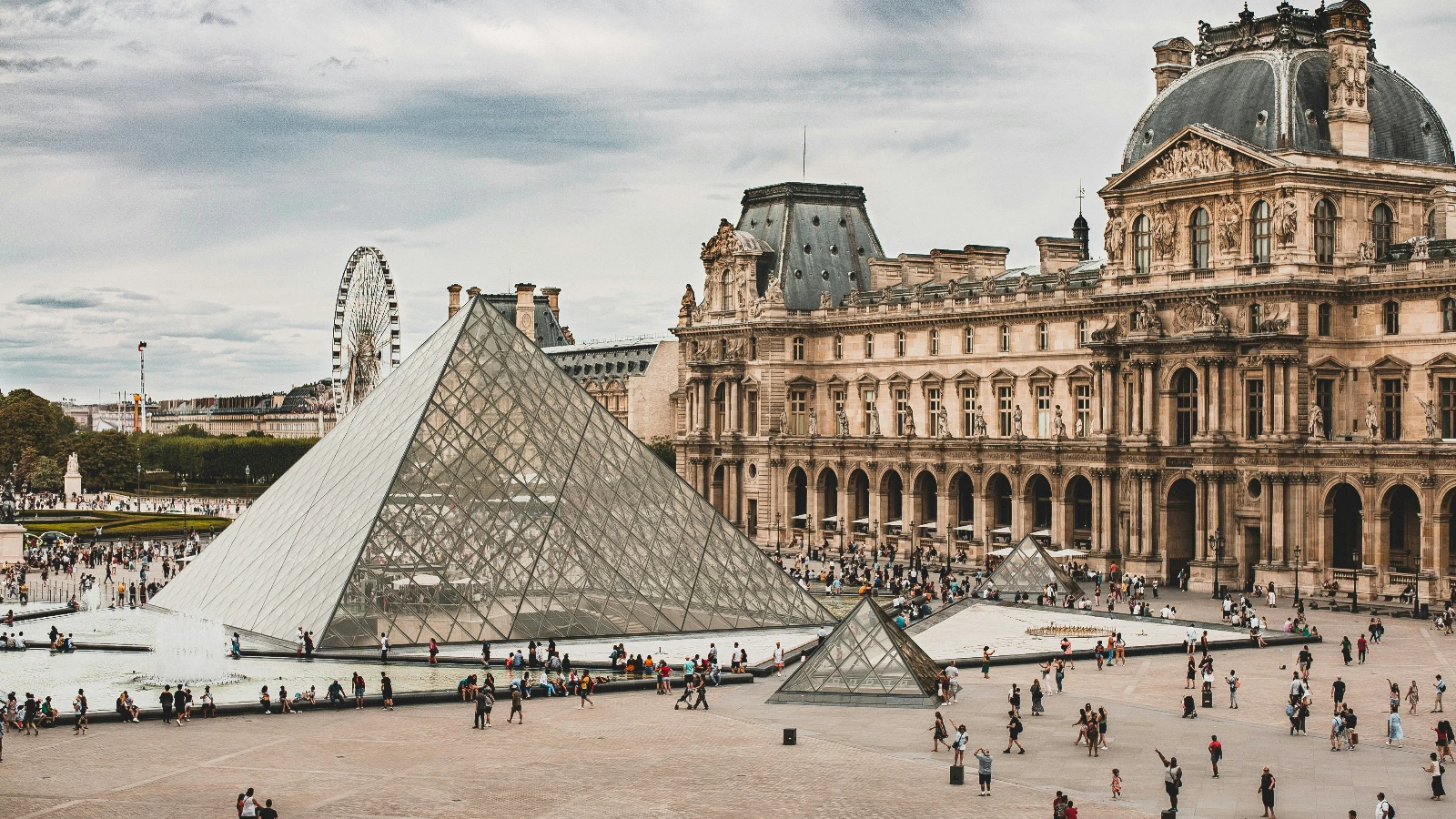 Louvre Müzesi soygun sonrası yabancı ziyaretçilere 32 Euro oldu