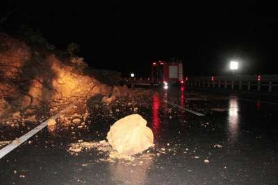 Heyelan, yolun bir şeridini ulaşıma kapattı