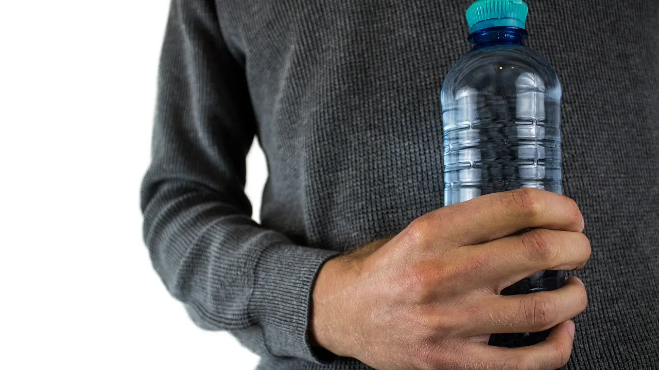 Plastik şişelerle ilgili yeni karar: Market raflarında "bulanık" olacaklar