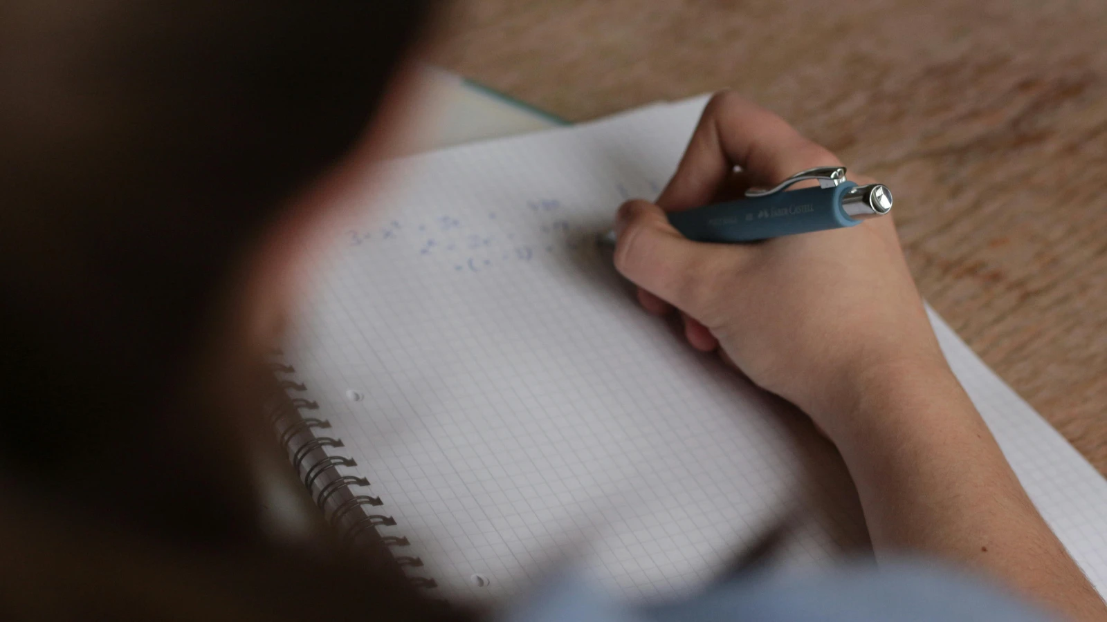 Almanya’da Abitur sınavlarında yeni tehdit: Akıllı gözlükler ve yapay zeka rozetleri
