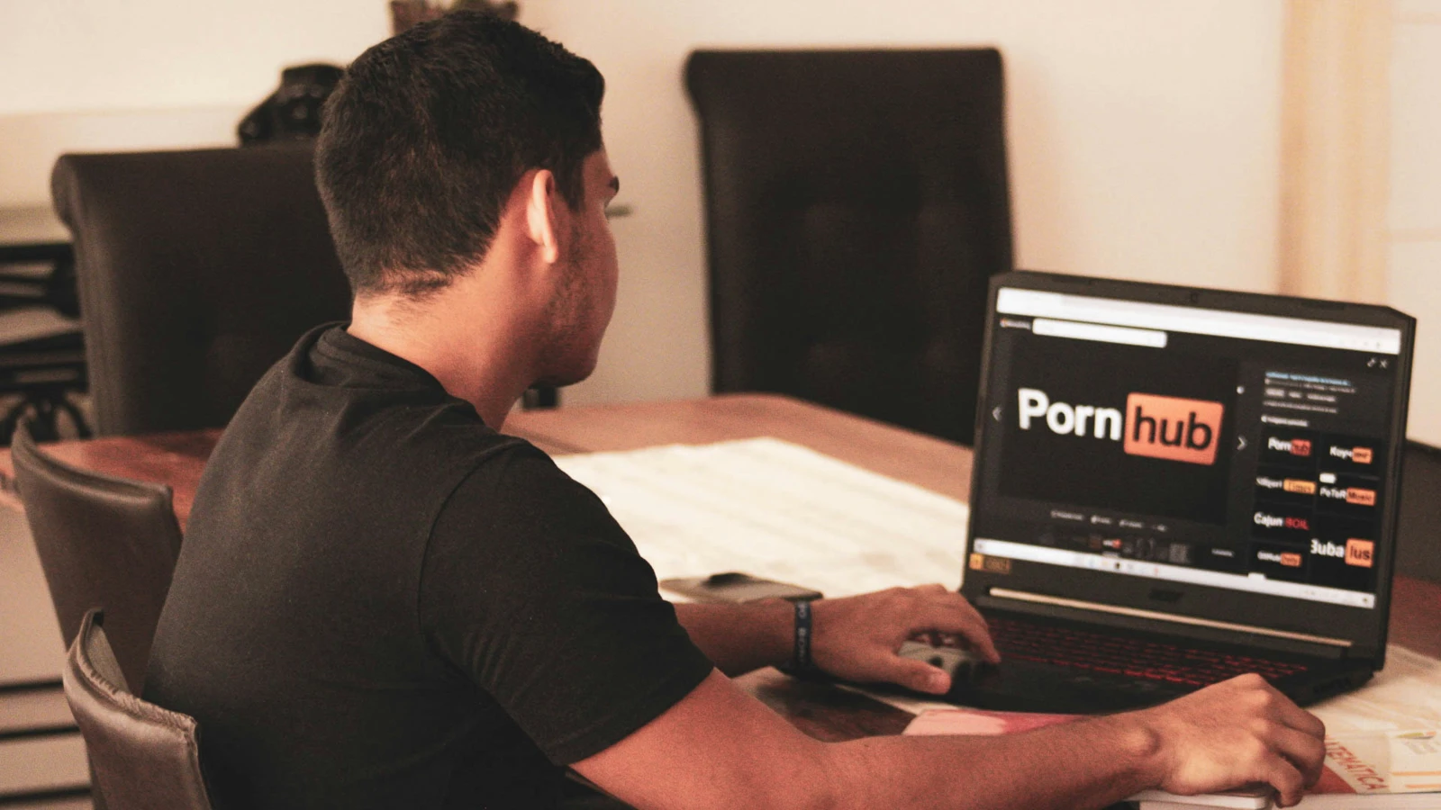 Pornhub kullanıcılarının verileri sızdırıldı: Hackerlar fidye istiyor