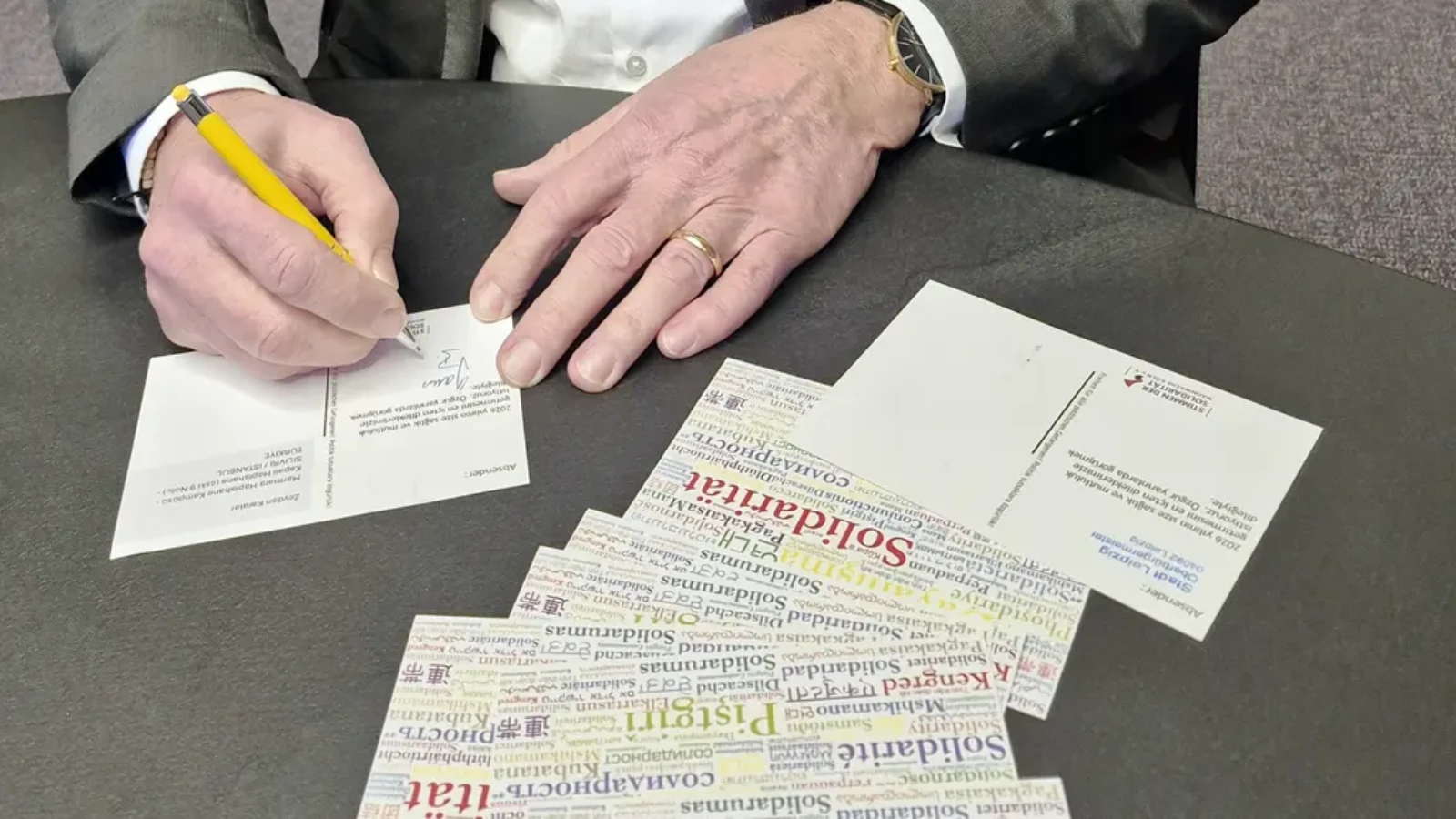 Leipzig Belediye Başkanı tutuklu Türk siyasetçilere kartpostal gönderdi