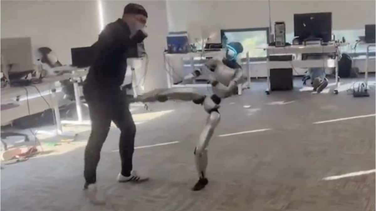 Çin’deki testte robot operatörüne kasıklarına tekme attı
