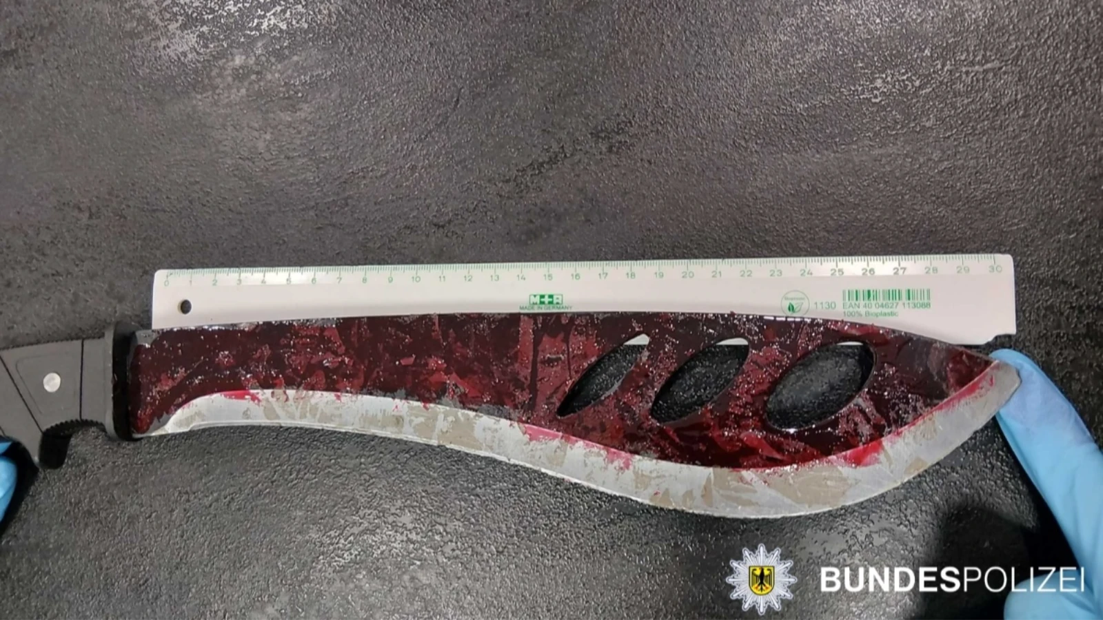 Kanlı bıçakla trene bindi, Köln seferinde panik çıktı