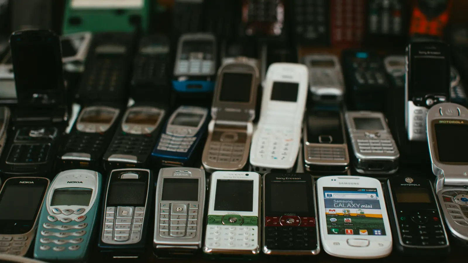 Z kuşağı ve Y kuşağı dijital yorgunluktan kaçıyor: Eski telefonlara dönüş başladı