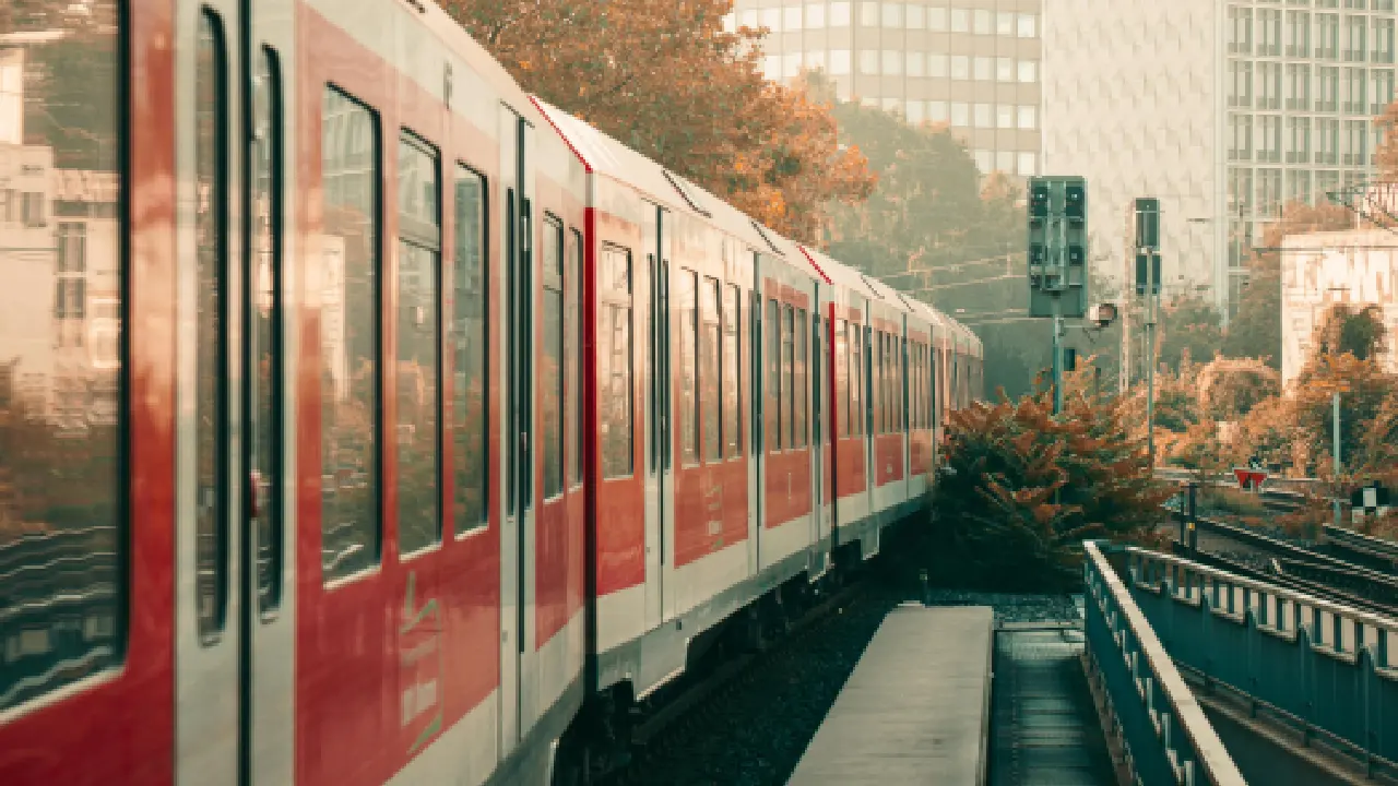 Almanya’da trenler yine gecikti: Deutsche Bahn’ın dakikliği dibe vurdu!
