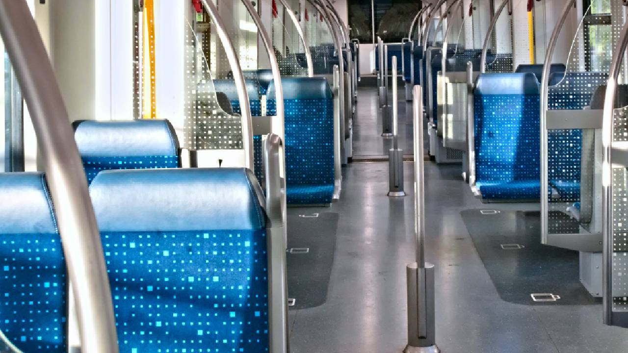 Bavyera'da trenle araç çarpıştı, araba metrelerce sürüklendi