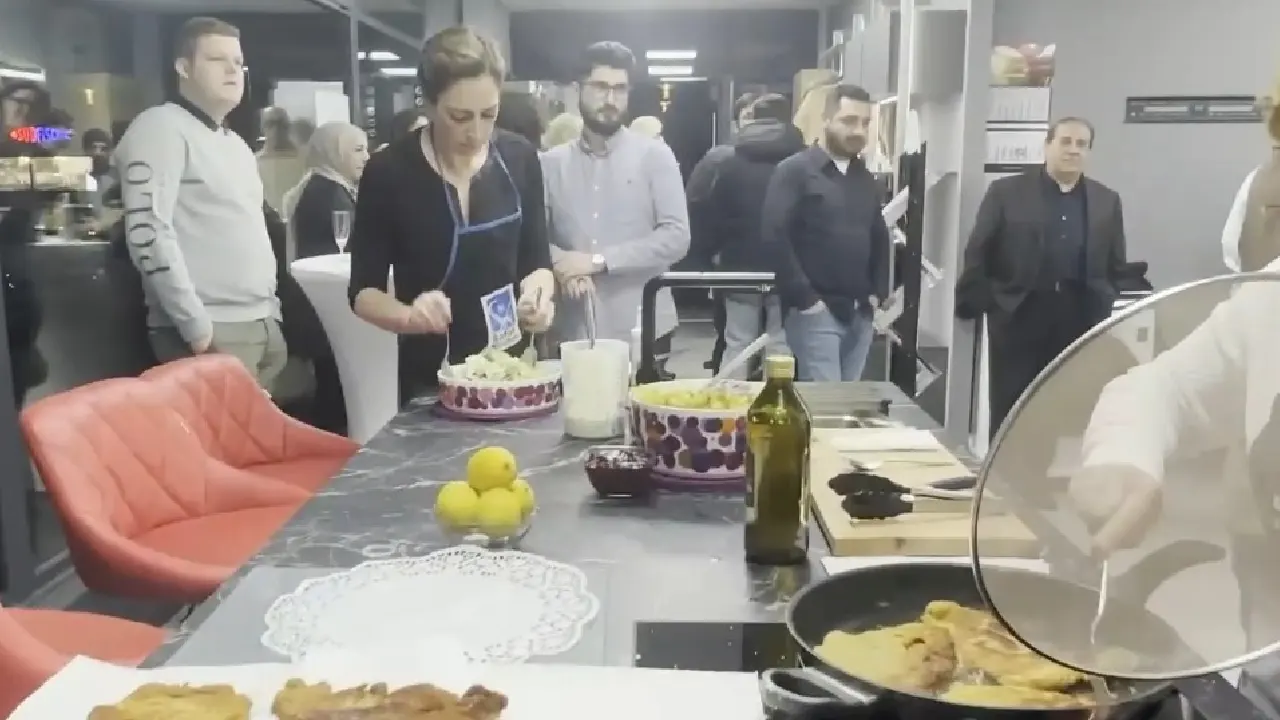 CDU'lu Başkan adayından Türk işletmeye sürpriz ziyaret: Yemek yaptı