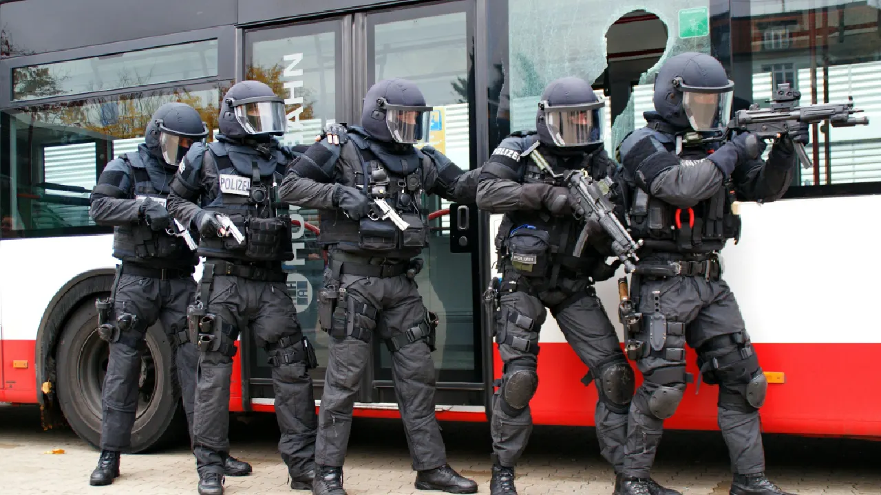 Almanya'da Ramazan’ın ilk günü camiye polis operasyonu... DİTİB: Ayakkabılarıyla girdiler!