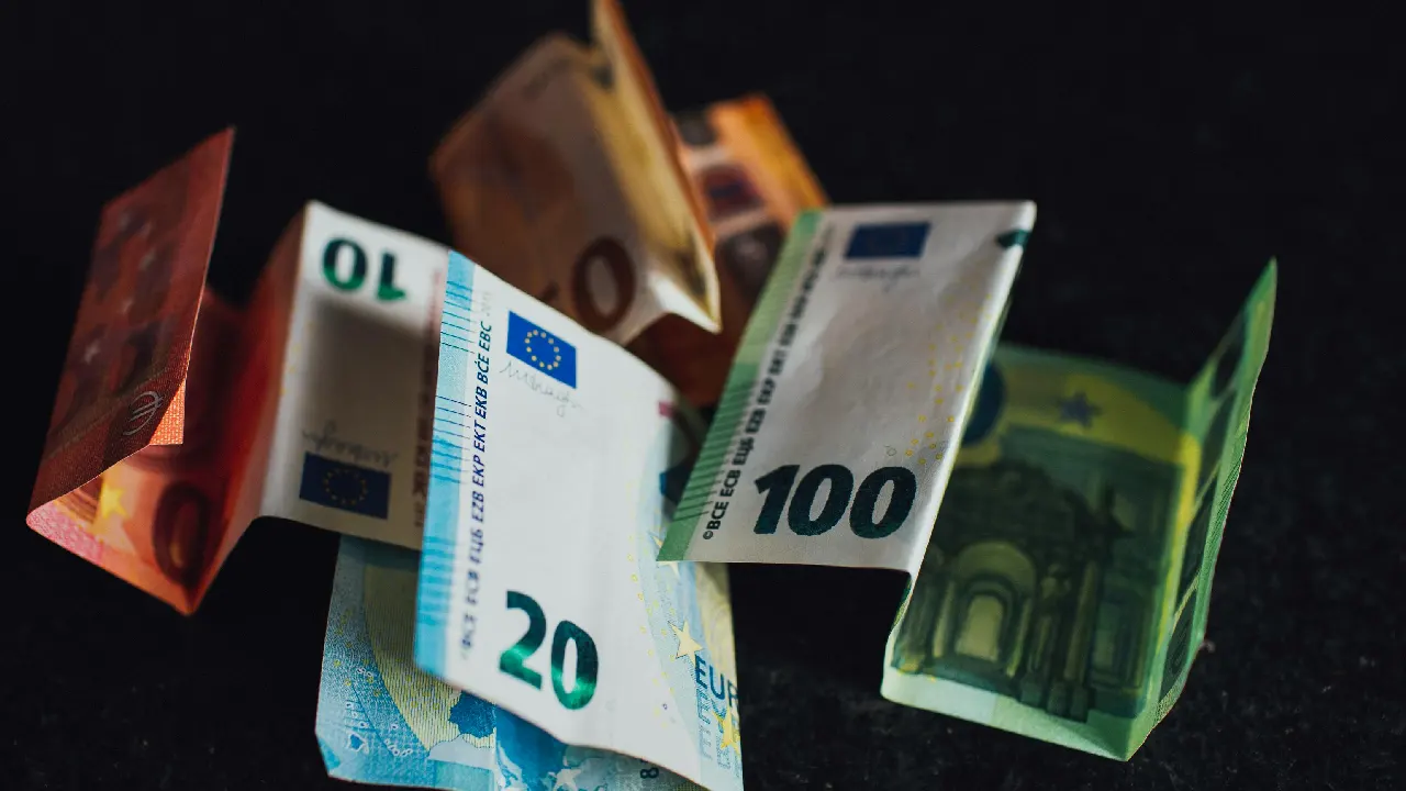 İran'daki durum önce Almanya'da akaryakıt fiyatlarını artırdı, şimdi de Euro tehlikede