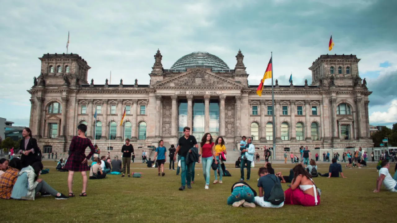 Berlin, kamuda göçmen kökenliler için konulan kotayı tartışıyor